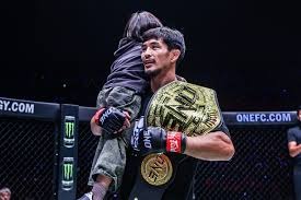 世体：尽管小腿不适，但莱万不会提前返回巴萨